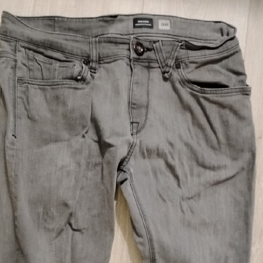 Solver Modern Straight Size 32 Men's Valcom Brand Jeans! Excellent Condition